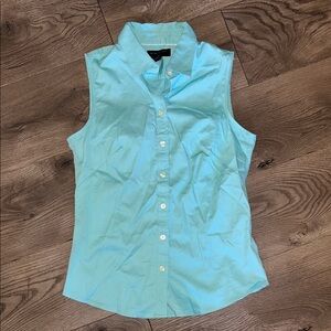 Banana Republic Light Blue Sleeveless Button-Down Shirt NWOT Women’s size 10